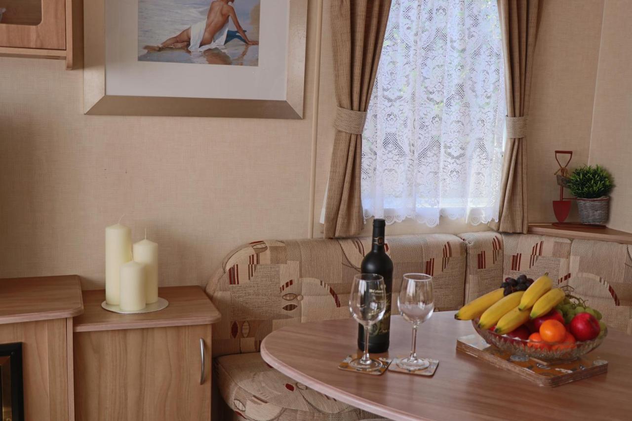 Palm 1 Park Home With Hot Tub Суонидж Экстерьер фото